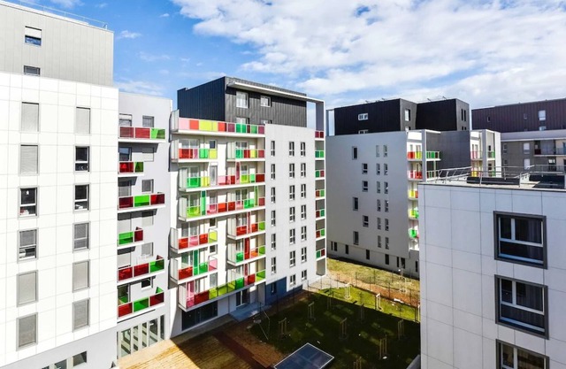 Urban Retreat in Lyon's Vibrant 7th Arrondissement