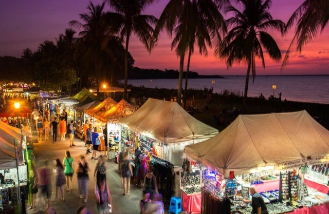 UrbanRetreat: Modern ~ Outdoor Dining ~ Backyard