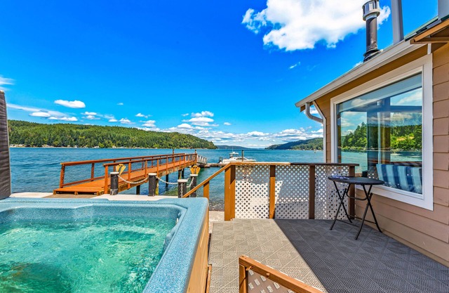 Utopia Cove - On the Water, Dock, Private Hot Tub