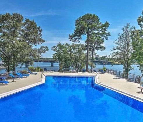 Utopia on Lake Hamilton