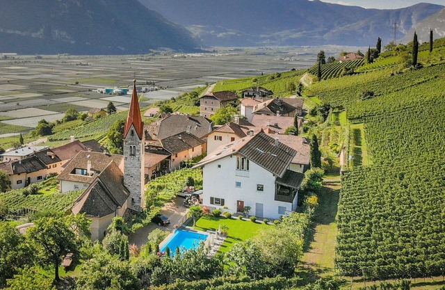 Vacation apartment with pool and valley view in the Lake Kaltern region