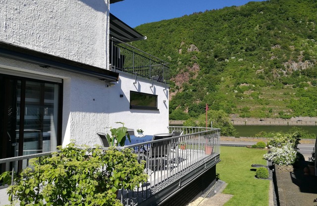 Vacation apartment HAUS KORJÄSSER, Moselle view and sun terrace