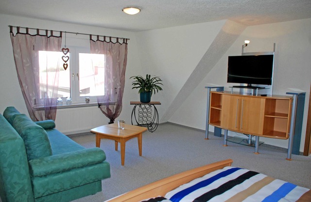 Vacation apartment Pommernhof on the upper floor with sitting area in the garden - Ferienwohnungen auf dem