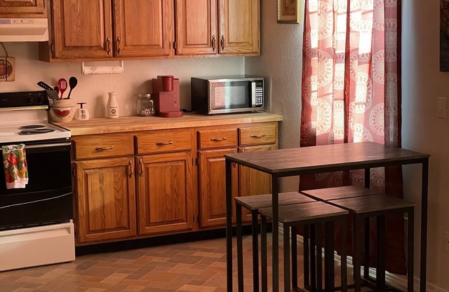 Vacation Condo #5 2BR with full kitchen, walk to river and shops, pets welcome