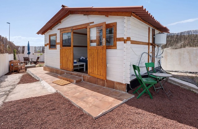 Vacation Home "Casa Blanca De Madera" with Sea View, Garden & Wi-Fi