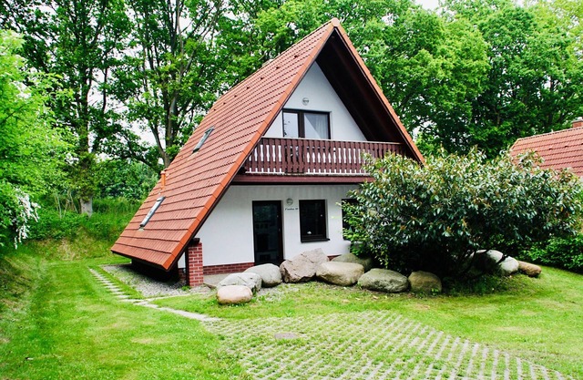 Vacation home at Marlow bird park with fireplace and garden