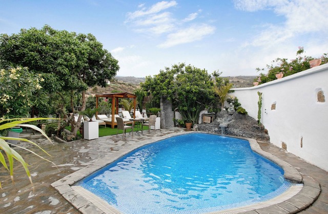 Vacation Home "Casa Candelaria" with Views of El Teide, Private Pool & Wi-Fi