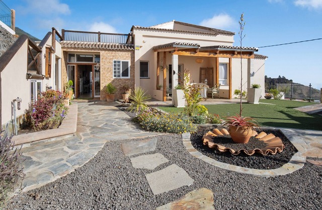 Vacation Home 'Las Golondrinas' with Sea View, Wi-Fi and Air Conditioning