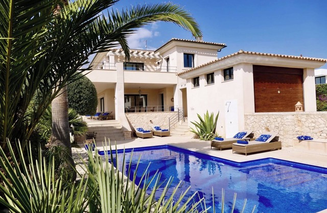 Vacation Home "Ocean Blues" with Private Pool, Shared Terrace & Wi-Fi