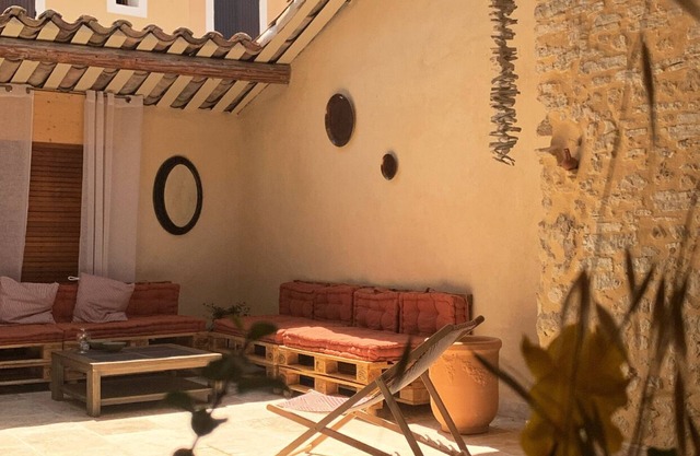 Vacation home with heated pool in the Vaucluse for 8 people.