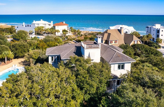 Vacation in luxury and style with sweeping ocean views at Pearce House.