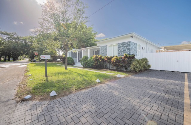 Vacation in Style & Comfort! Hollywood Easy Living