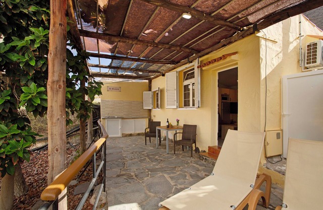 Vacation Studio 'El Granero Paraiso Del Molinero' with Sea View, Wi-Fi and Air Conditioning