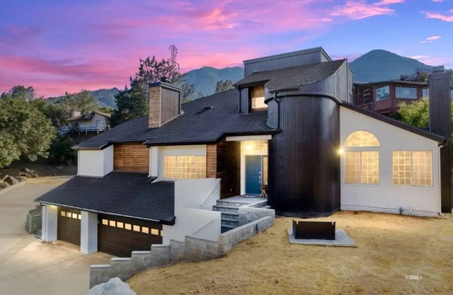 Valhalla House, Luxury Home, 1mi to Downtown, 4 BR, Game Room, Hot Tub, Backyard