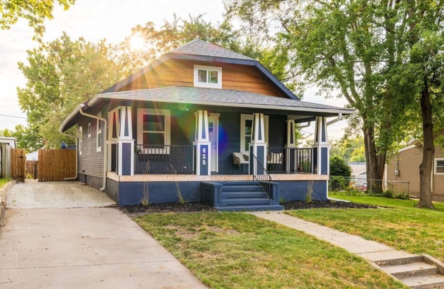 Valley Junction Gem W/Games and Outdoor space