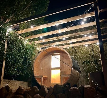 Valley View Home - Barrel Sauna, Woodfired Pizza Oven, Firepit, Kids Playset