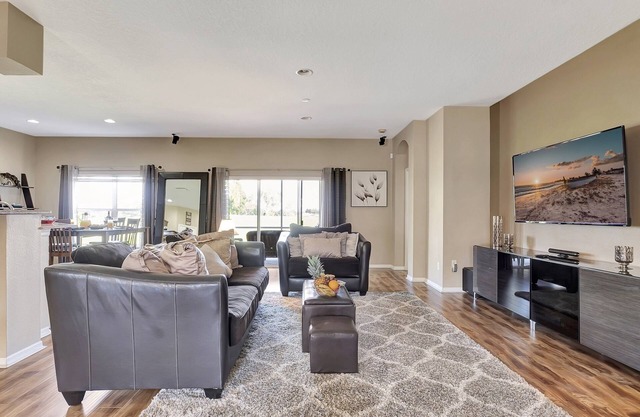 Valrico's Hidden Gem: A Stunning 3-Bedroom Oasis Awaits!