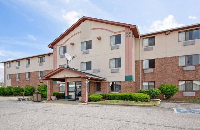 Value Stay Near Lake Michigan, Outlet Malls & Portage Riverwalk Attractions