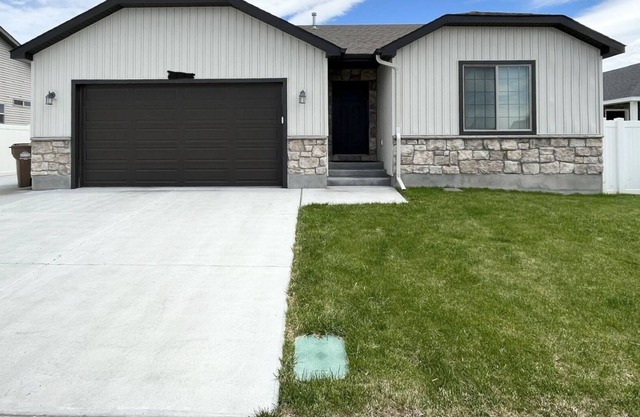 Vast family home in neighborhood-complete w/ full game room