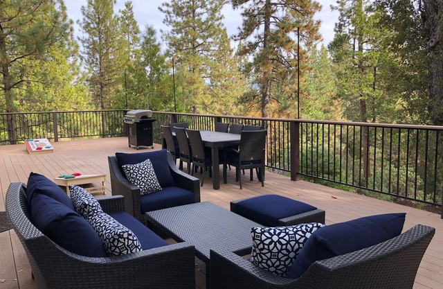 Vaulted Ceiling Cabin, Expansive Deck & Private Hot Tub near Yosemite