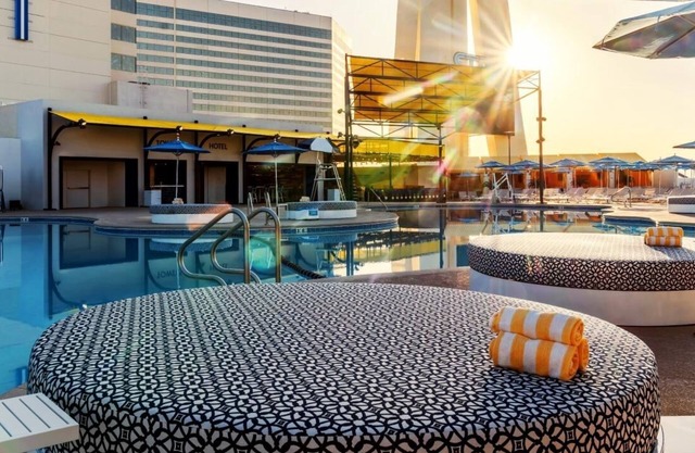 Vegas Adventure! With Casino, Pool, Close to World Market Center!