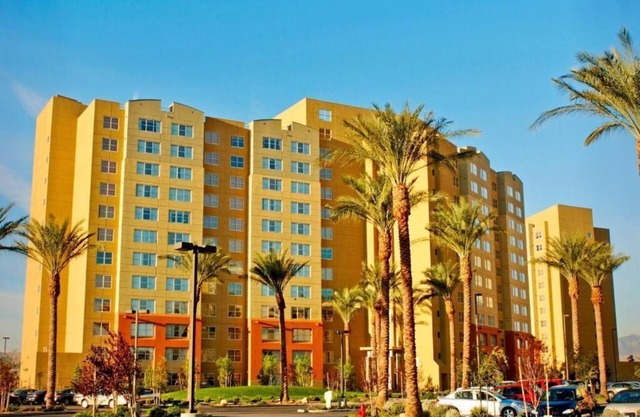 VEGAS! Formula 1-Close but away from the chaos!