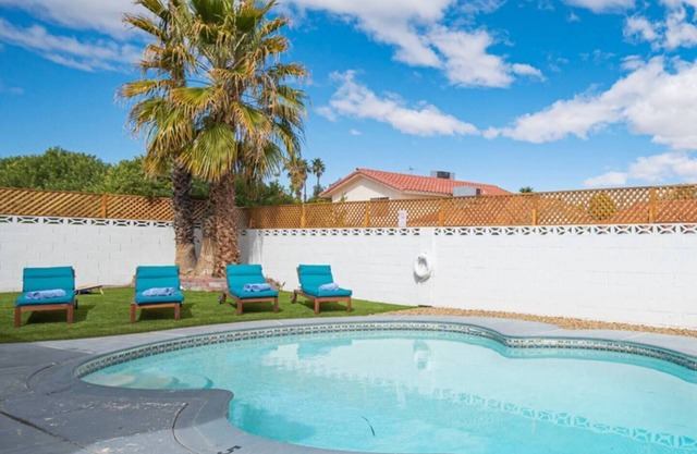 Vegas Luxe- 6BR & 3 BT pool/spa/bbq/golf<10min to Strip, Airport, Stadium & More