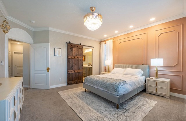 Vegas Style Desert Luxury: Themed Bedrooms, Game Room & Hot Tub - 20min to Strip