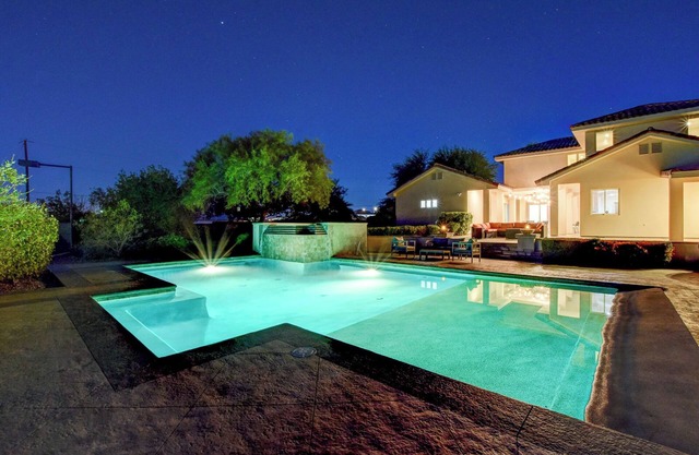 Vegas Villa w Pool, BBQ, Tennis Court & Volleyball for Large Groups