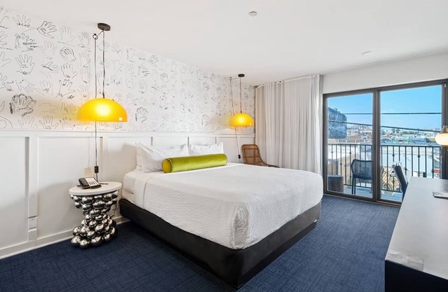 Venice Beach Charm in Balcony Room | Rooftop | Free Breakfast