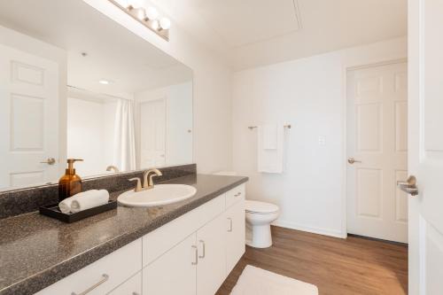 Venice Boardwalk Breeze 2BR - 7-min to Venice Beach