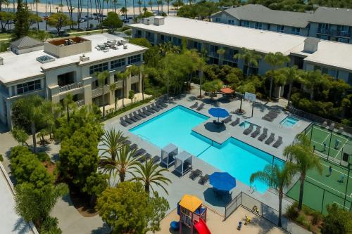 Venice Breeze 2BR - Pool, Hot Tub, Gym - 6-min Walk to Beach