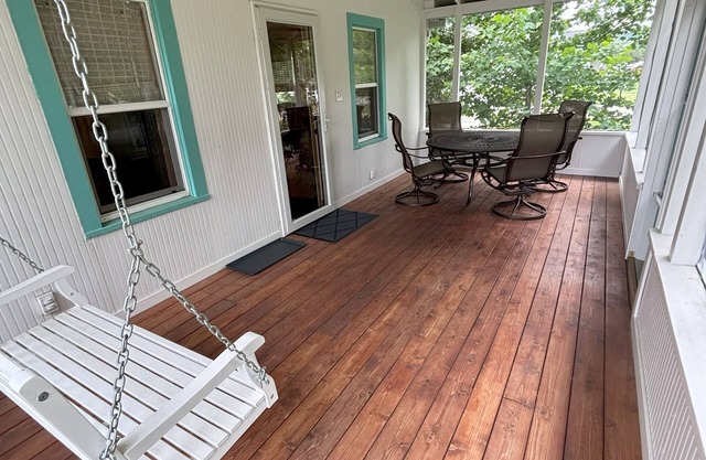 Veranda House Decorah - King Bed, Sauna, sleeps 4