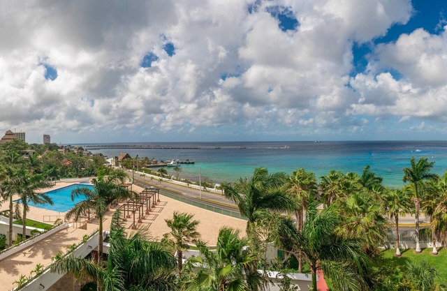 Very luxurious 2 bedroom sea-view condo. Newly remodeled. All new furnishings.