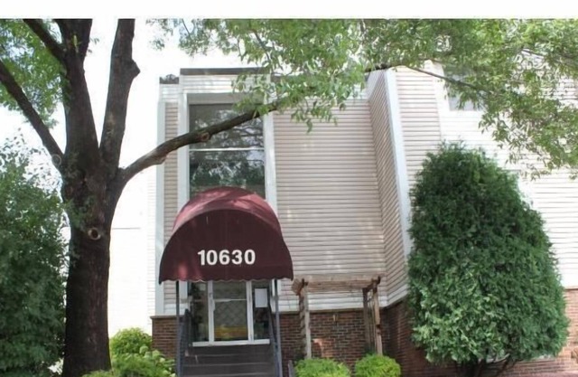 Very nice one bedroom+ condo in great location.
