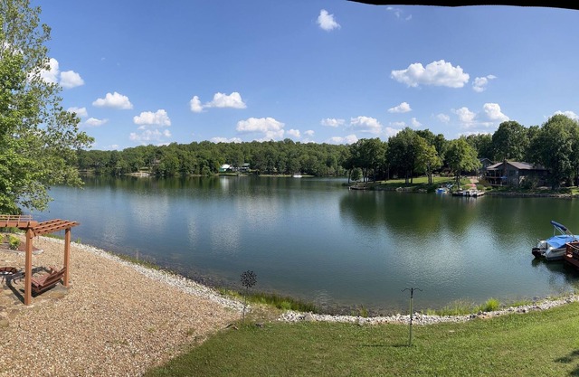 Very quiet retreat. Enjoy Lake Chanute. Bring your canoe or kayak.