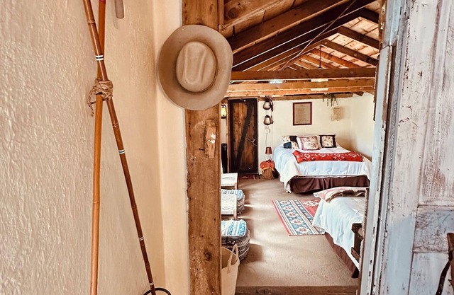 Very rustic early 1900's Cabin 3Queen,1 bedroom,2 outlets.LittleTrailCreekCabins