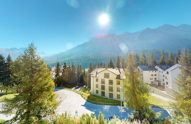 Very well located apartment house in the favorite and quiet Salet area.
