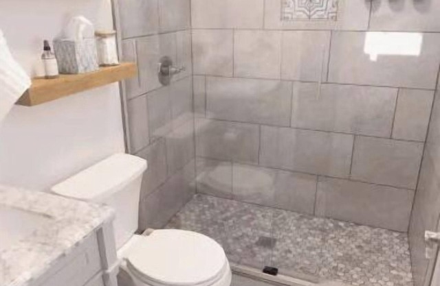 Vibrant home 7 mins from Uptown