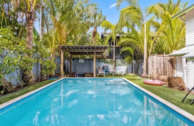 Vibrant Oasis W/Heated Pool 3BR-2BA N/Downtown