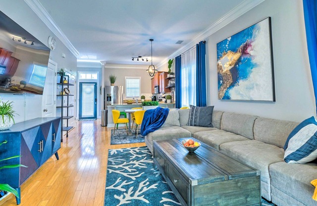 Vibrant Pet-Friendly Townhome w/Smart TVs!