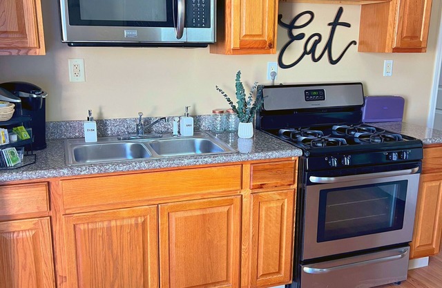 Vibrant Studio, WiFi, Free Park- Walk to UNO, 2mi to city park, 4mi FrenchMarket