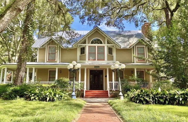 Victorian #7 Cottage at Steinhatchee Landing Resort