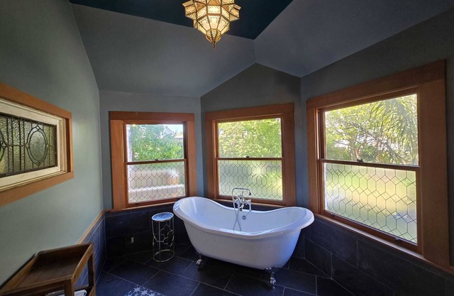 Victorian Charming 4-bedroom house with WiFi, AC in marvelous Eureka