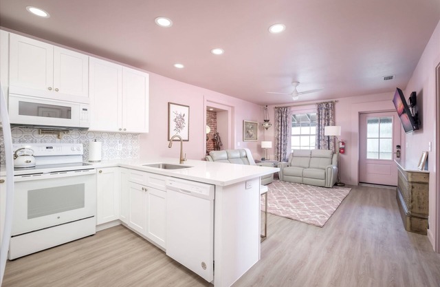 Victorian Inspired Downtown, Boat Trailer Parking!