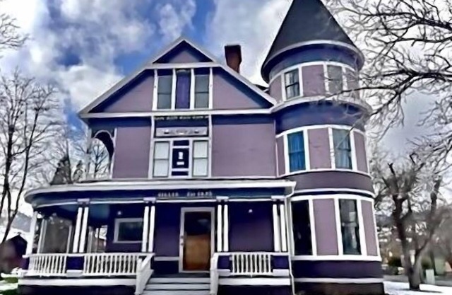 Victorian Mansion Newly Renovated. Sleeps 16. Two kitchens.