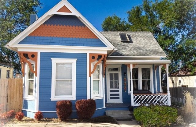 Victorian Suites ~ The Perfect Location with all the Comforts of Home