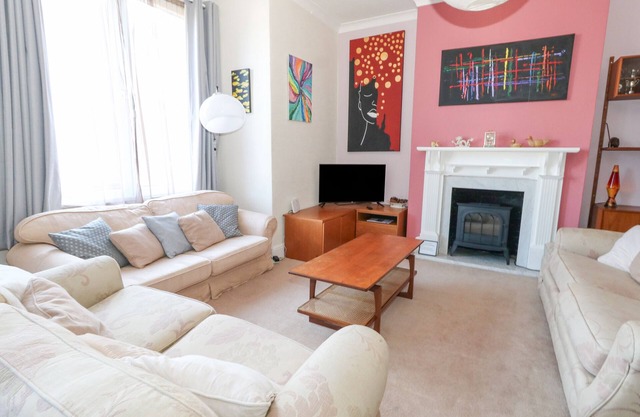 VICTORIAN TOWN HOUSE, pet friendly, with a garden in Weymouth
