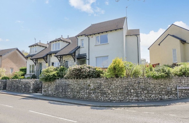 VIEWPOINT, family friendly, character holiday cottage in Kendal