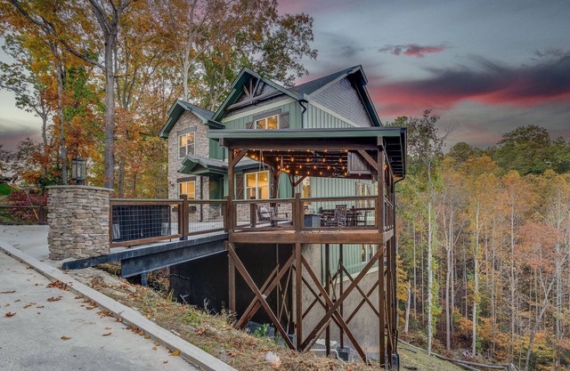 VIEWS/Heated Pool/Hot tub/15 min to Attractions